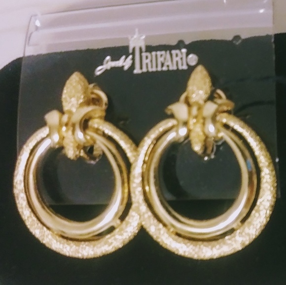 Vintage gold Trifari Hoop Clip on earrings. NWT - Picture 1 of 3